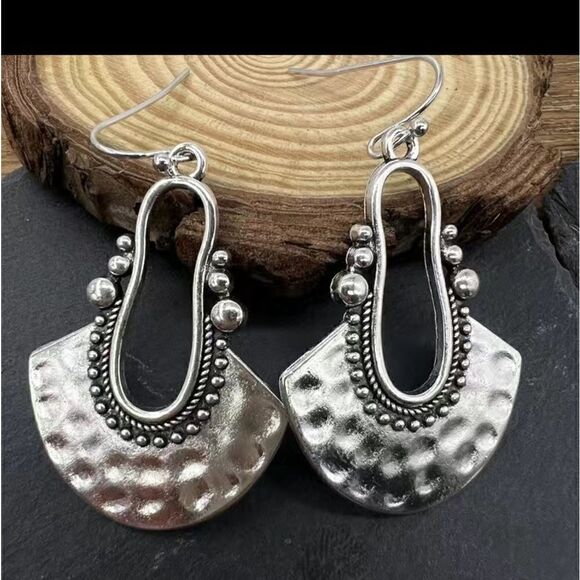 Silver Tone Fan Shaped Dangle Earrings NWT - Picture 1 of 4